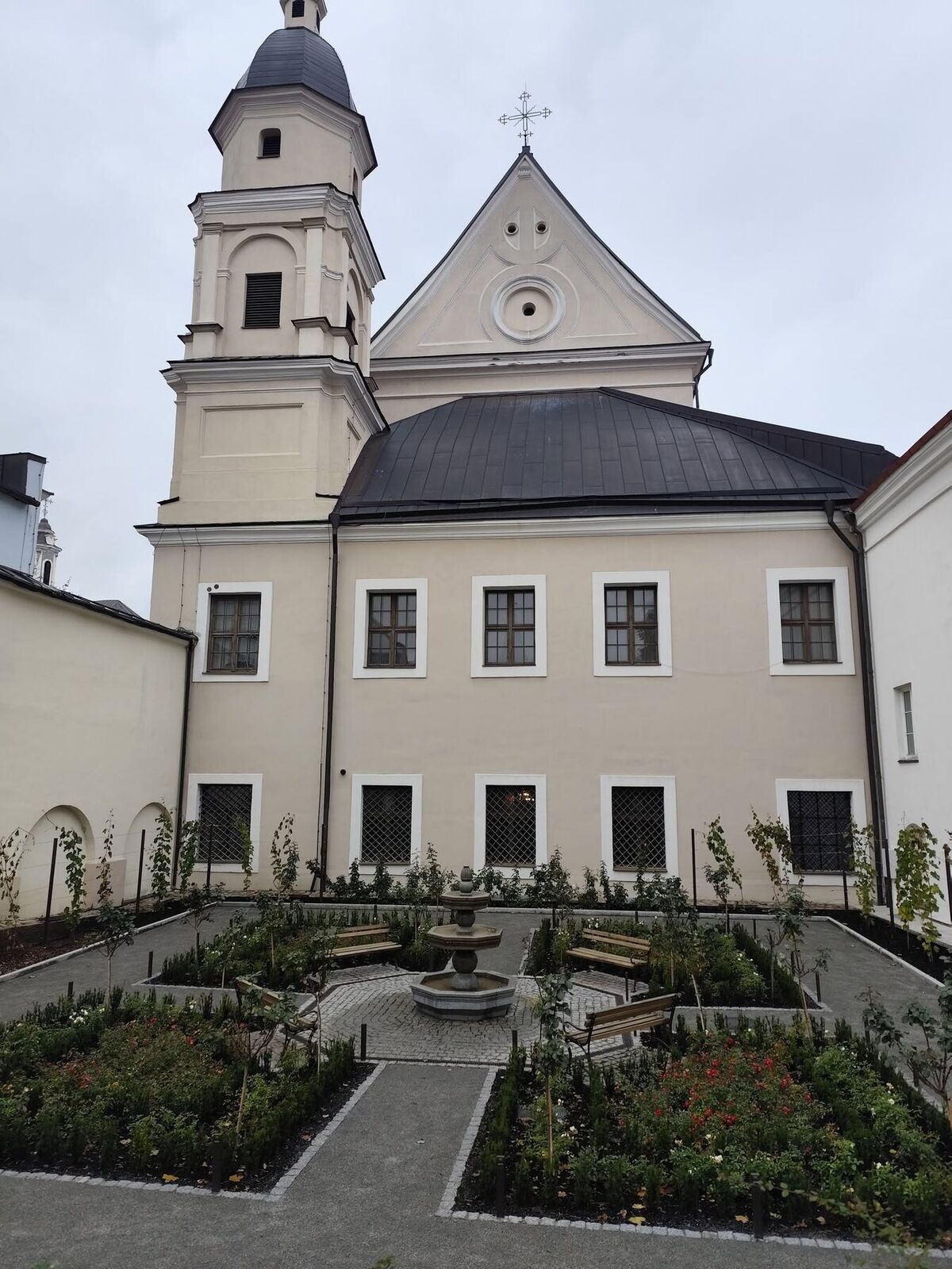 Ogród przy kościele świętej Teresy i Ostrej Bramie